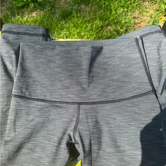 EXCELLENT - WOMENS XS - LULULEMON CROP PANTS - Picture 2 of 3